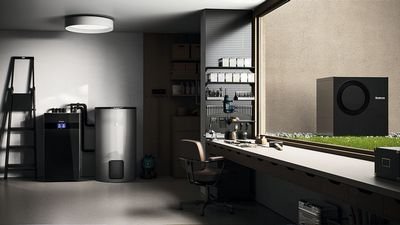 Ein moderner Raum mit technischen Geräten, einem Schreibtisch und einem großen Fenster mit Ausblick.