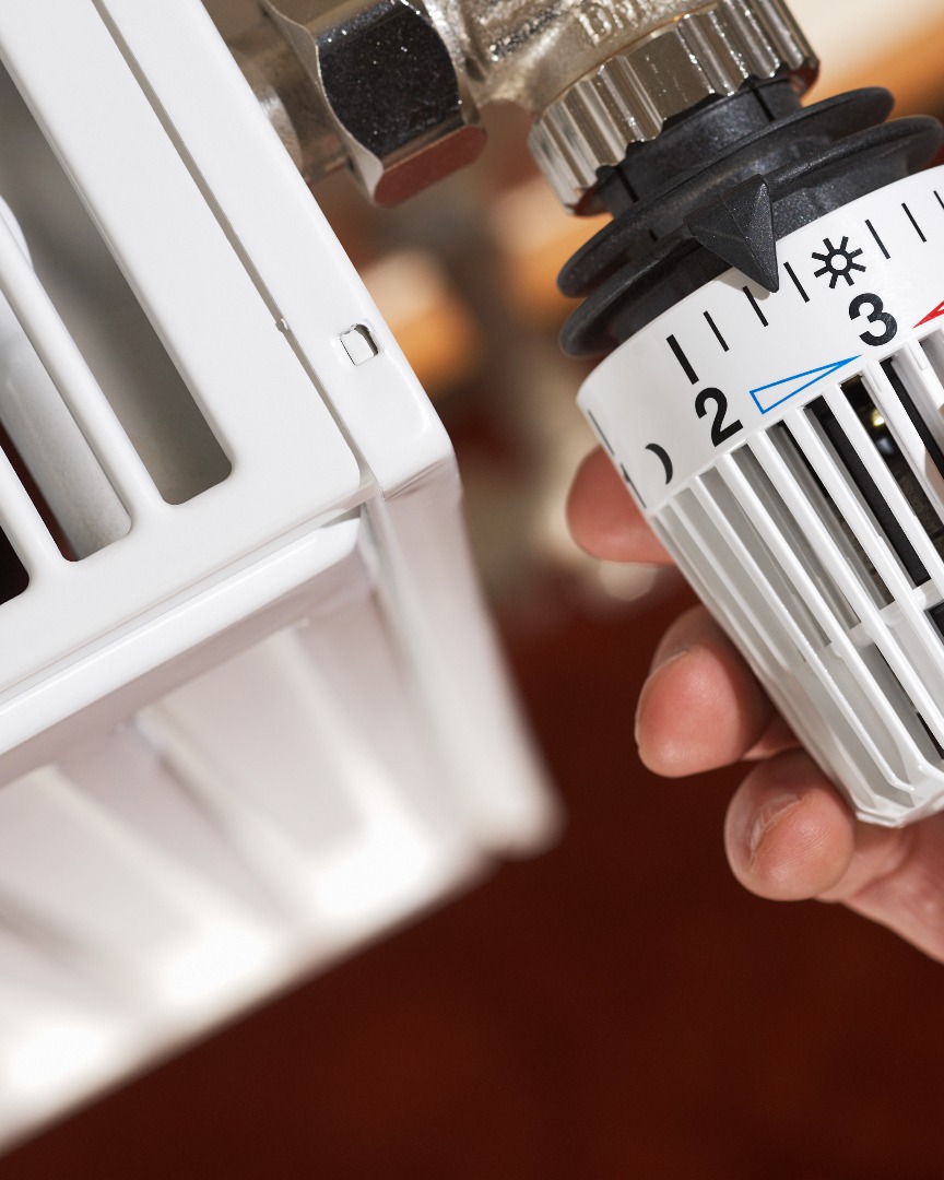 adjusting the radiator thermostat