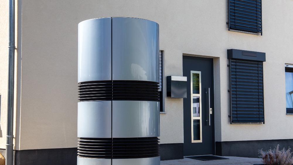Luft- und Wasserwärmepumpe an einem neuen Wohnhaus