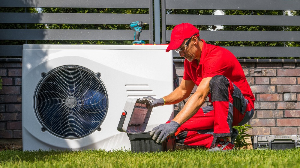 Professioneller Wärmepumpen-Techniker bei der Installation eines neuen Geräts